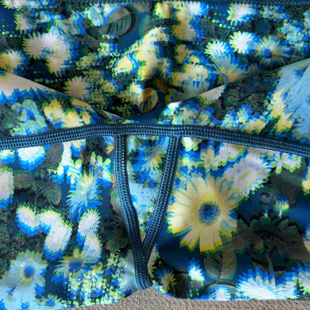 Offline by Aerie Size Large High-Waisted Biker Shorts Blue Floral Trippy Daisy - Picture 7 of 8